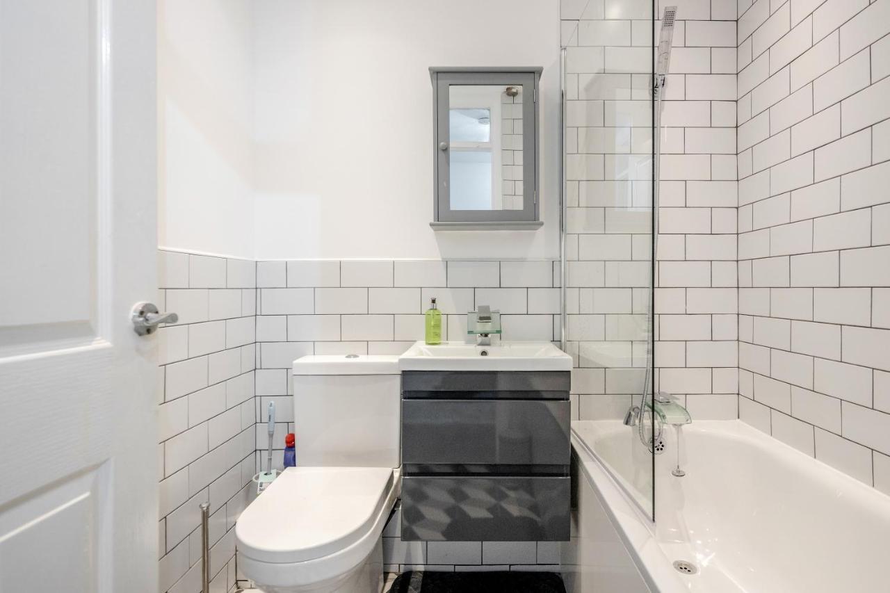 Lovely House In Dagenham / Barking With Free Parking, Wifi & Garden Εξωτερικό φωτογραφία