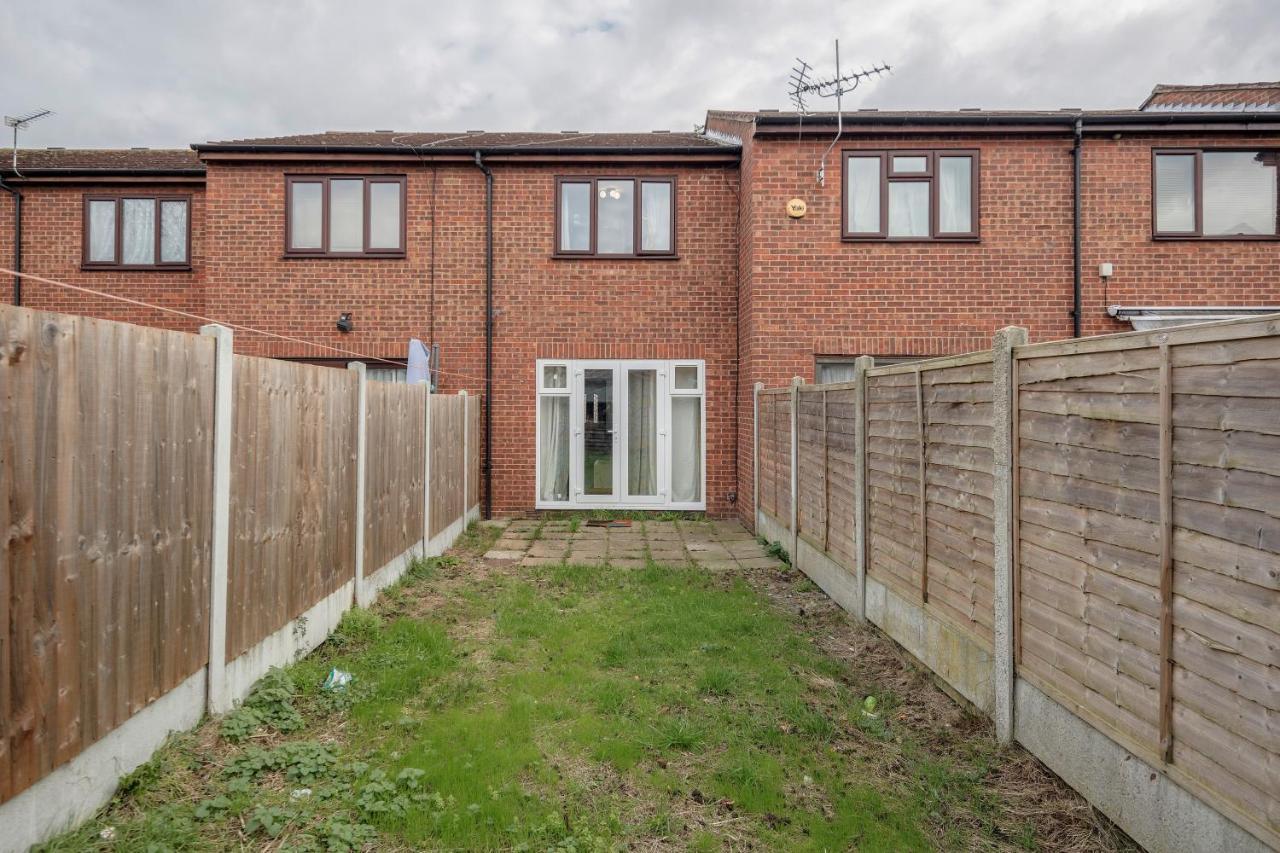 Lovely House In Dagenham / Barking With Free Parking, Wifi & Garden Εξωτερικό φωτογραφία