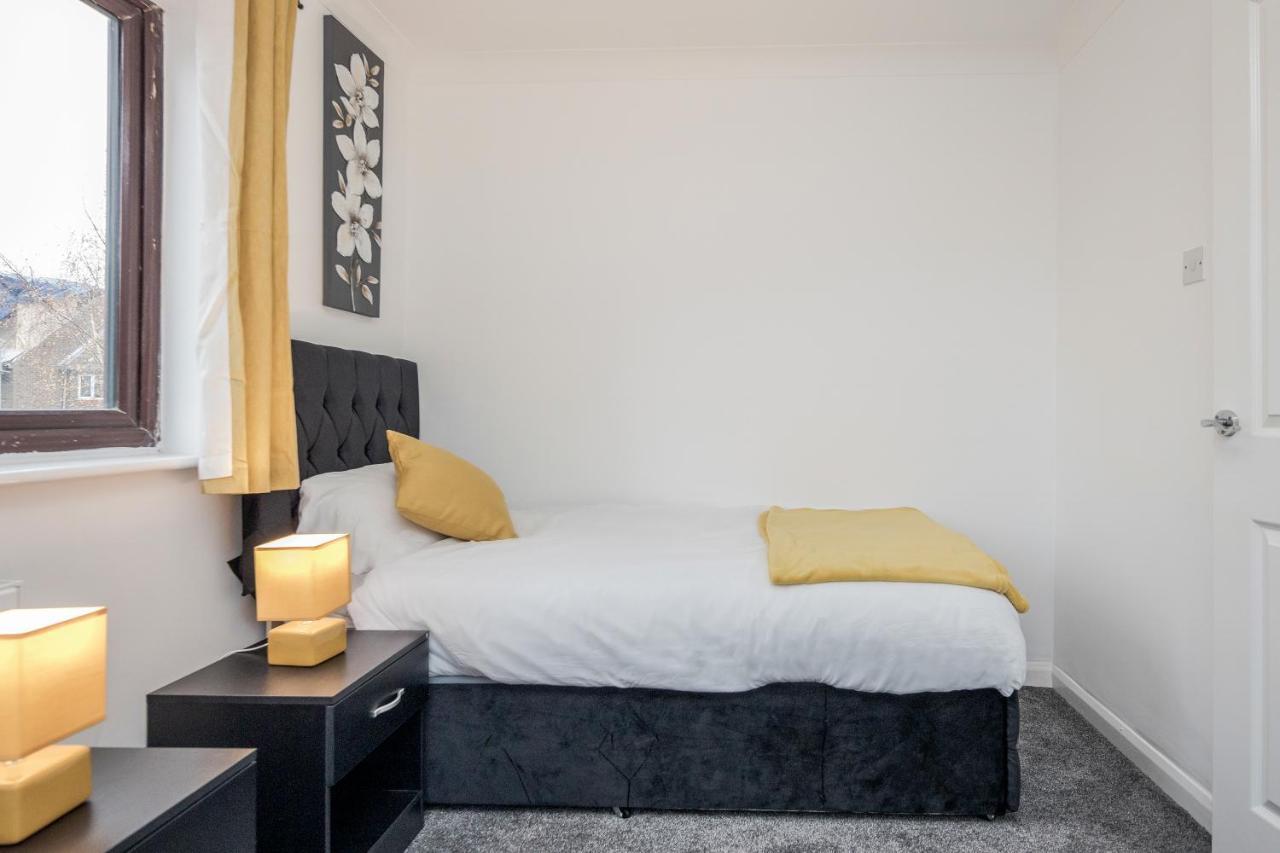 Lovely House In Dagenham / Barking With Free Parking, Wifi & Garden Εξωτερικό φωτογραφία